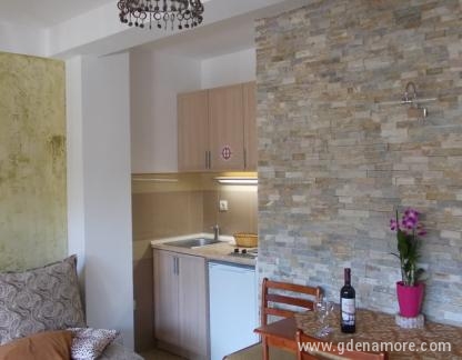 Apartmaji "AMFORA", zasebne nastanitve v mestu Djenović, Črna gora - Leut